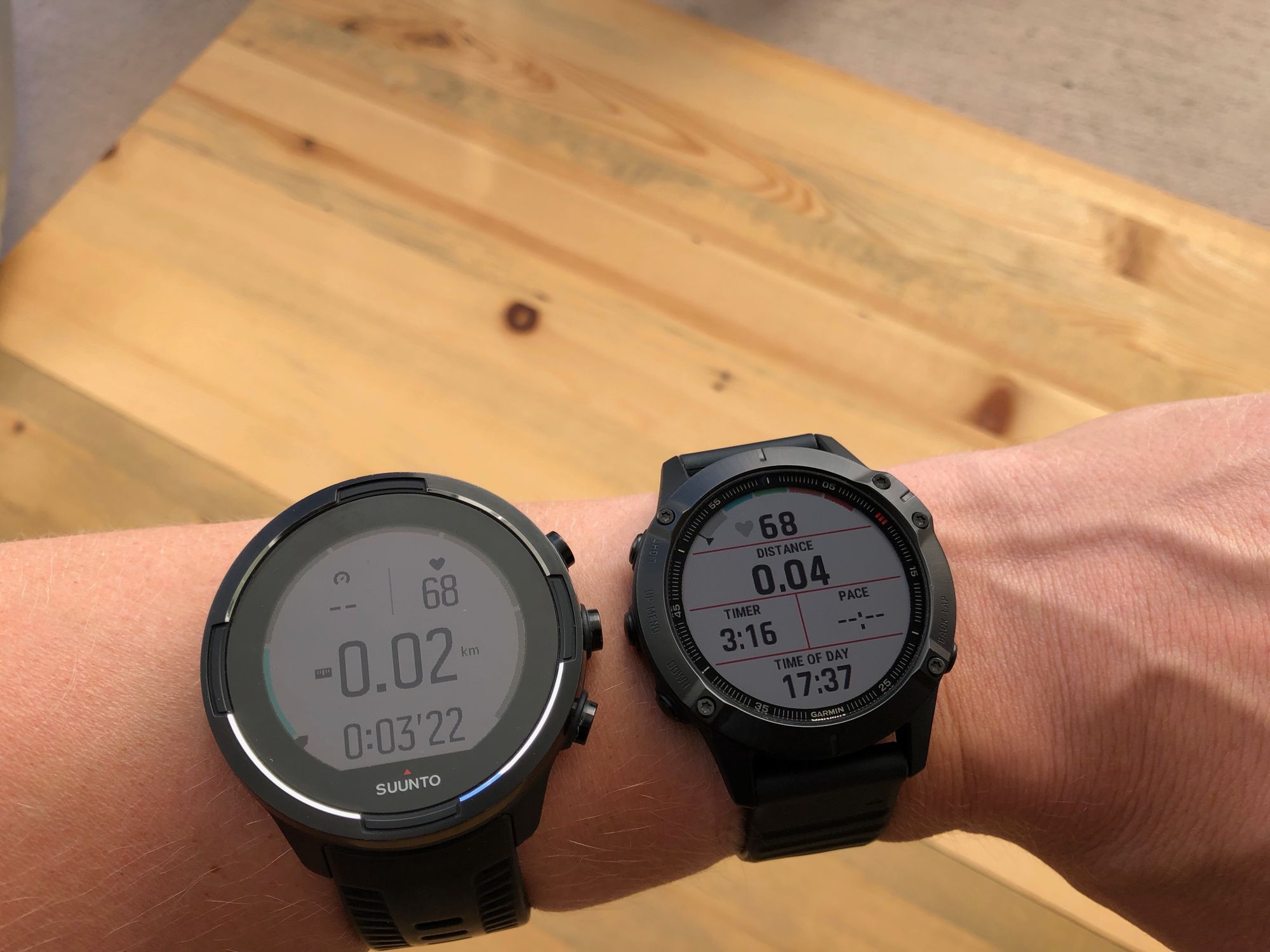 The Fenix 6 screen has more contrast in sunlight than the Suunto 9