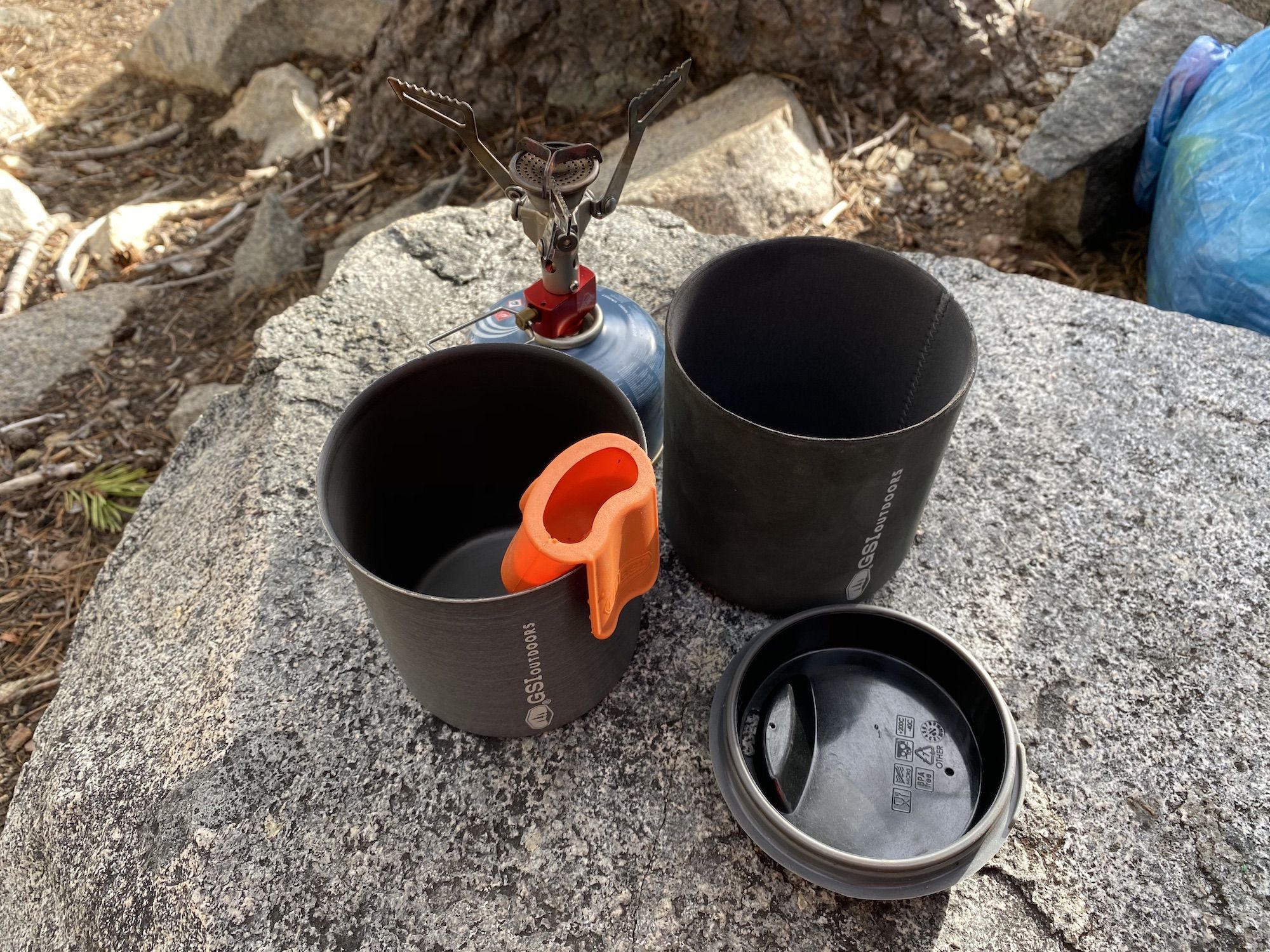 The full GSI Halulite Minimalist setup including a pot, holder, sleeve and lid. 