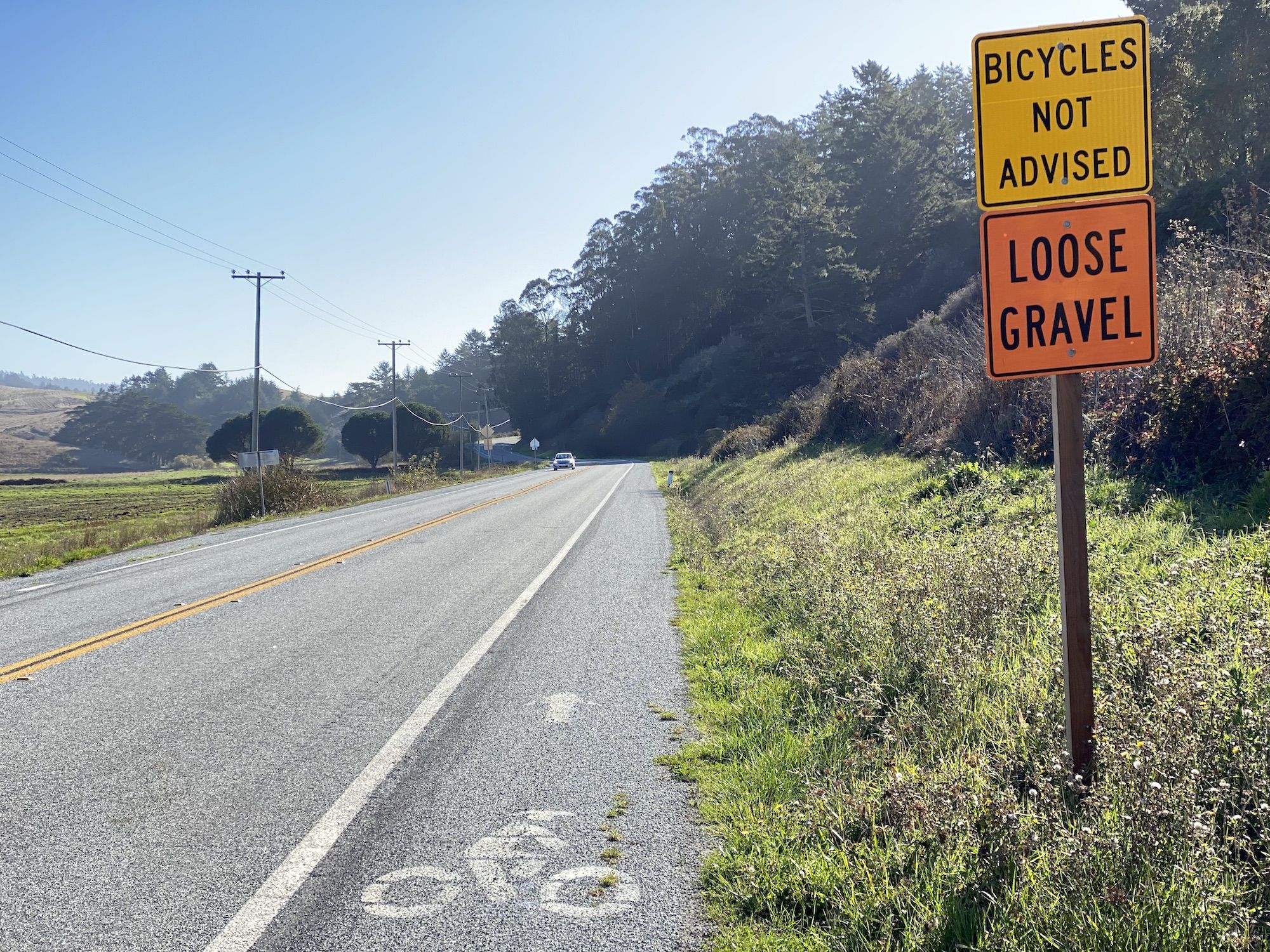 A loose gravel sign on a asphalt road