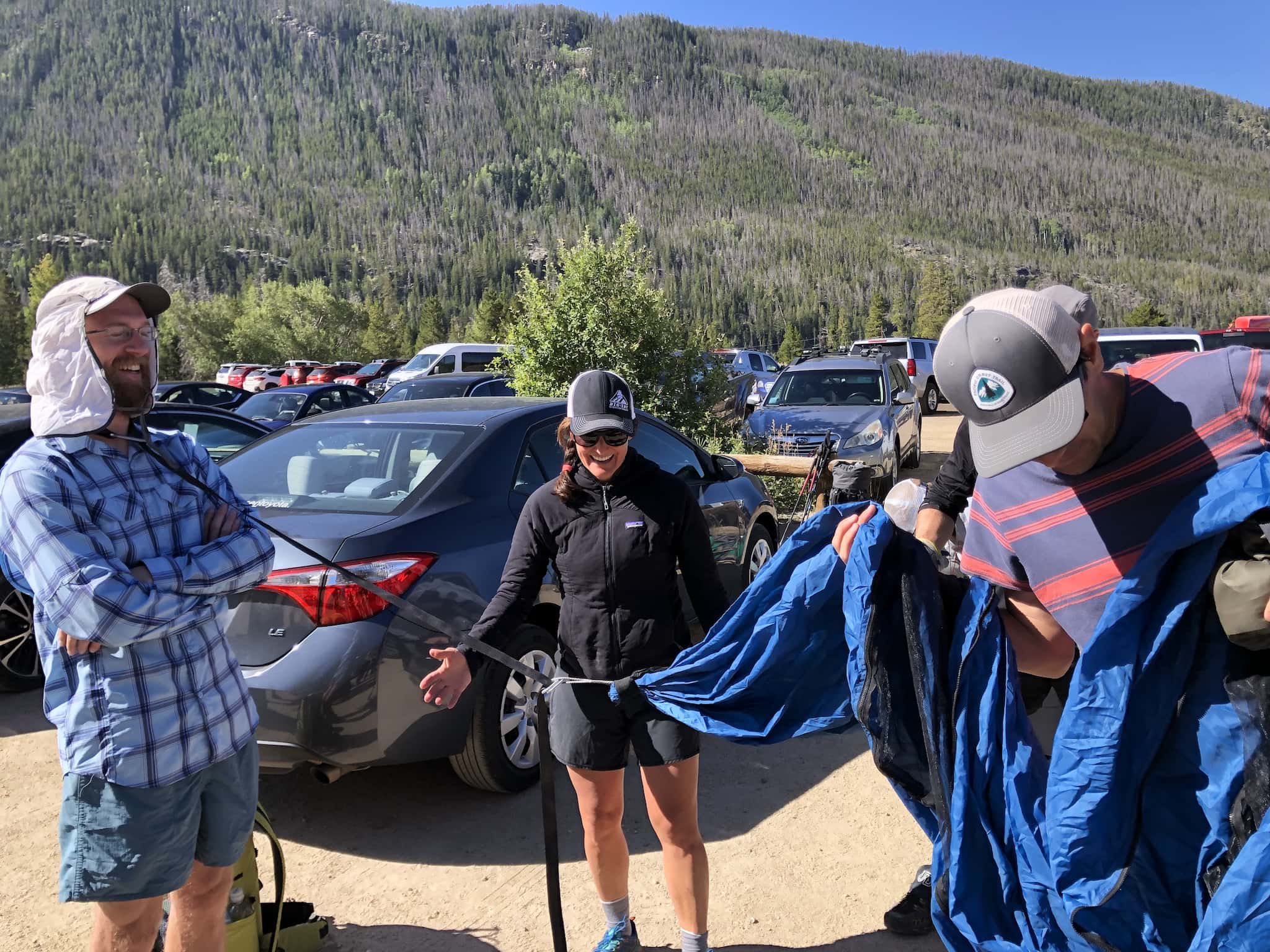 Setting up a hammock using people as anchor points.