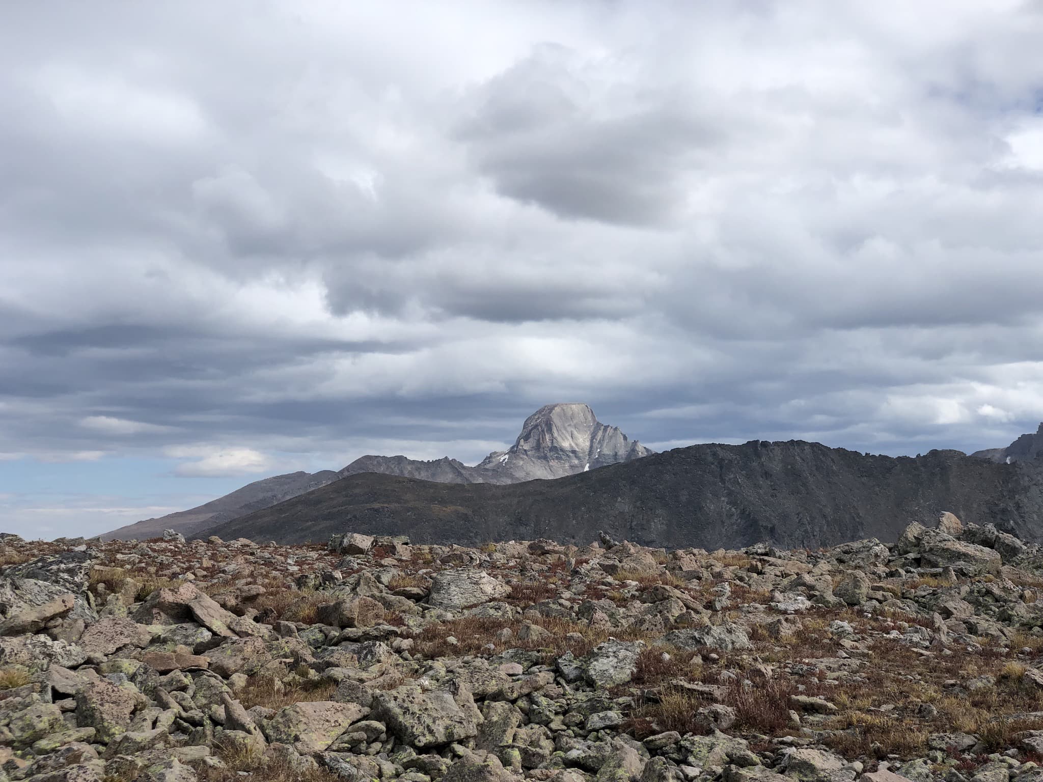 A high mountain between two other mountains